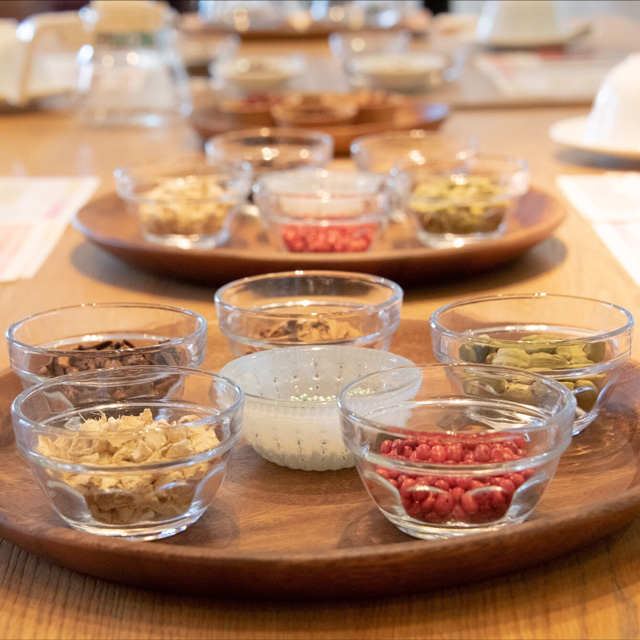 【レポート報告】「茶葉にスパイスやハーブを混ぜて、クリスマスにぴったりの紅茶を作りましょう」ルミネ荻窪